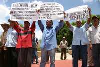 Unos 150 habitantes de Bolonchén de Rejón, Campeche, recibieron con pancartas a la gobernadora Ivonne Ortega Pacheco, quien llegó a ese poblado para un acto oficial