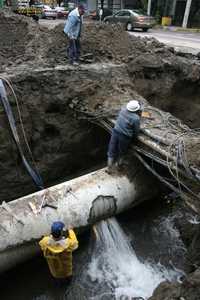 Aspecto de las labores para reparar la tubería rota en la calle Concepción Béistegui