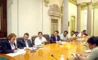 El secretario de Gobernación, Juan Camilo Mouriño Terrazo, atestiguó este sábado la firma de dos convenios entre el Comité Ejecutivo Nacional del SNTE y la sección 22 de Oaxaca
