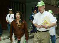 Clara Brugada, procuradora social, y Benito Mirón, secretario de Trabajo del Distrito Federal, recorrieron ayer conjuntos habitacionales para promover el Seguro de Desempleo