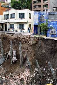 Aspecto de algunas casas que resultaron afectadas por el reblandecimiento de la tierra causado por las lluvias y una construcción que se lleva a cabo en Insurgentes Sur 1427