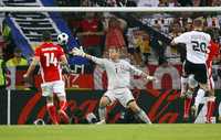 El delantero Lukas Podolski (derecha) supera al portero Artur Boruc para anotar su segundo gol en el encuentro ante Polonia