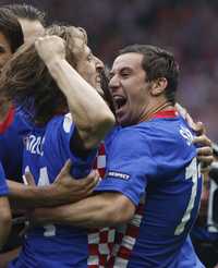 La nueva figura del equipo croata, Luka Modric (izquierda), festeja su anotación