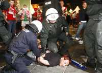 Policías austriacos someten a un hincha alemán en la ciudad de Klagenfurt