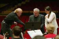 El compositor estadunidense Steve Loza flanqueado por Enrique Arturo Diemecke, director de la Filarmónica de la Ciudad de México, y la mezzosoprano Susana Guzmán, la semana pasada durante un ensayo de la orquesta en su sede del Centro Cultural Ollin Yoliztli, previo a su presentación del viernes en el Walt Disney Concert Hall, en Los Ángeles, California