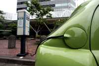 Un vehículo eléctrico se abastece en Portland, Oregon. En Estados Unidos, los precios al menudeo del gas crecieron por encima del promedio nacional del lunes y parecían seguir esta tendencia en respuesta a los precios del petróleo sin precedente de la semana pasada