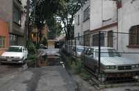 Aspecto de la Privada Fernando Montes de Oca, en la Condesa, donde a falta de espacios vecinos han instalado jaulas para guardar sus automóviles