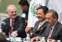 Los legisladores Francisco Labastida Ochoa, del PRI; Carlos Navarrete Ruiz, del PRD, y Manlio Fabio Beltrones Rivera, también del tricolor, en la Cámara de Senadores; en el debate sobre la reforma energética ayer se trató el tema Autosuficiencia de petrolíferos: refinación de petróleo