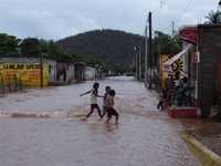 Calles inundadas en Juchitán, Oaxaca, debido a las intensas lluvias que han azotado la región del Istmo de Tehuantepec