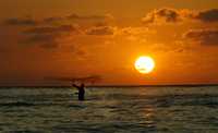 Un pescador lanza su red en la playa del Chivo, cerca de La Habana
