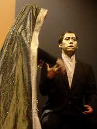 Guillermina Campuzano (la Virgen) y Esteban Castellanos (Benito Juárez), en una escena de la obra que el viernes se estrenará en el Foro Experimental del CNA