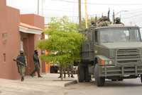 Cateo militar en la colonia Los Pinos, en Culiacán, Sinaloa, como parte de las acciones contra el narcotráfico