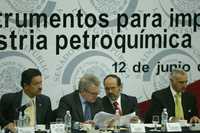 DEBATE SENATORIAL. El coordinador del PRD, Carlos Navarrete; Santiago Creel, el coordinador del PAN, Gustavo Madero, y Alejandro Zapata Perogordo, durante el foro Política e instrumentos para impulsar la industria petroquímica realizado en el patio central del Senado