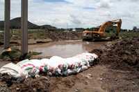 Habitantes de la colonia Mazatepec, en Tlaxcala, sufrieron inundaciones por las lluvias de los días recientes. Las autoridades usaron maquinaria pesada para despejar las calles