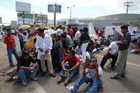 En su día 25 de movilizaciones en la ciudad de Oaxaca, maestros de la sección 22 del SNTE realizaron bloqueos a dependencias estatales y federales, así como en la carretera Oaxaca-Puerto Ángel, a la altura del crucero que conduce al Aeropuerto Internacional Benito Juárez