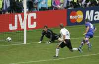 El portero germano Jens Lehmann nada pudo hacer para detener el tiro del croata Ivica Olic (derecha), autor del segundo gol