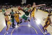 P. J. Brown, de los Celtics de Boston, se perfila para clavar el balón, en el último periodo del cuarto juego de la final de la NBA, en que su equipo venció a los Lakers de Los Ángeles 97-91