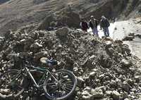 Mineros independientes bloquean con escombros un camino cercano a la ciudad boliviana de Potosí. Los trabajadores protestan por el aumento "desmesurado" de los impuestos sobre sus negocios privados establecido por el gobierno del presidente Evo Morales