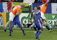 Al minuto 10, el holandés Dirk Kuyt anotó el primer gol a Francia, ante el impávido guardameta Grégory Coupet