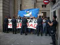 Fin a la impunidad, entre los reclamos de un grupo pro zapatista al mandatario mexicano en Barcelona