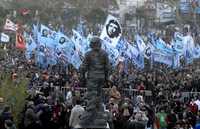 Miles de personas, en la ceremonia de develación de la estatua del héroe revolucionario en Rosario