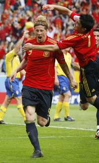 Villa felicita al Niño Torres, quien hizo su primer gol del torneo