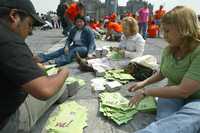 En el Zócalo capitalino, voluntarios preparan folletos informativos sobre la consulta en materia energética