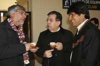 El presidente electo de Paraguay, Fernando Lugo, y el mandatario saliente de ese país, Nicanor Duarte, acompañados por el boliviano Evo Morales, en la ciudad de Villamontes, donde se conmemoró el sábado el fin de la Guerra del Chaco