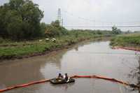 Trabajadores de Pemex controlan el derrame de aproximadamente 4 mil litros de combustóleo en el río Lerma, en Salamanca