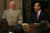 Guillermo Ortiz y Felipe Calderón, durante el acto en el salón Tesorería