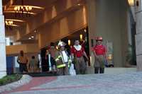 Un grupo de bomberos sale del vestíbulo del hotel Gran Caribe Real, donde la madrugada de ayer ocurrió un incendio que provocó lesiones a nueve trabajadores. Dos turistas sufrieron crisis nerviosas