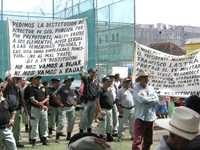 Ex policías del municipio de Jonuta, Tabasco, instalaron un plantón en demanda de liquidaciones y exigieron la destitución del director de Seguridad Pública, Carlos Nuche Cabreras