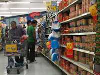 Compradores en un supermercado del Distrito Federal