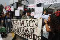 Defensores de los derechos humanos cubrieron las rejas que rodean la Secretaría de Gobernación de mantas con demandas de poner fin a las desapariciones forzadas durante la presente administración