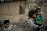 Niños afganos aguardan en un campo de refugiados cercano a Islamabad, Pakistán. Las luchas en su país los han obligado a buscar seguridad lejos de sus hogares