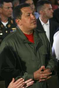 El presidente venezolano Hugo Chávez durante la misa a la que asistió en Caracas con el presidente de Paraguay, Fernando Lugo