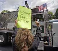 Una mujer protesta en Albany, Nueva York, por los elevados precios de los combustibles. Más de 10 conductores de camiones formaron parte de una  ruidosa protesta contra el acelerado aumento de esos precios, que perjudica el desarrollo de su actividad