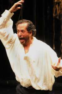 El actor Erando González en una escena del monólogo que estrenará el lunes 23 en el teatro Orientación