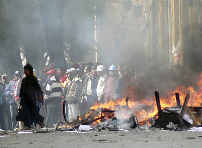 Protestan con dinamita mineros en Potosí, Bolivia