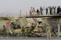 Un vehículo blindado destruido en Kandahar. Según la OTAN, fue producto de un accidente casual provocado por soldados canadienses