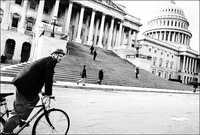 Un ciclista pasa frente al Capitolio  tomada de la Internet