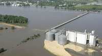 Un elevador de contenedores para cereales sobresale en una área inundada por la ruptura de un dique en el río Misisipi, el 19 de junio