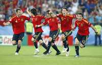 Los españoles Marchena, Silva, Puyol, Ramos y Cazorla festejan el triunfo  sobre la  azzurra 
