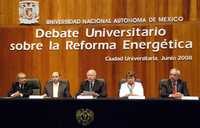 El rector de la Universidad Nacional Autónoma de México (UNAM), José Narro Robles, durante la inauguración del debate universitario sobre la reforma energética. Lo acompañan Carlos Arámburo, Sergio Alcocer, Estela Morales y Enrique Graue