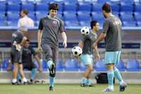 El portero suplente de Turquía, Tolgan Zengin (izquierda), se prepara para actuar como jugador en la cancha