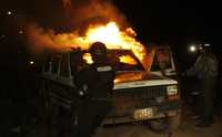 Policías antidisturbios sofocan las llamas de su vehículo incendiado por derechistas de Santa Cruz