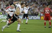 El defensa alemán Phillip Lahm estalla en júbilo tras anotar el gol que dio el triunfo a su equipo