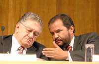Edmundo Elías Mussi y Alejandro López Velarde durante el debate universitario sobre la reforma energética