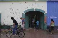 Vecinos observan el sitio del enfrentamiento entre agentes del orden y presuntos narcos en Villa Flores, Chiapas