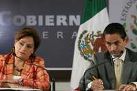 Los secretarios de Relaciones Exteriores, Patricia Espinosa, y de Gobernación, Juan Camilo Mouriño, durante la conferencia de prensa matutina en la cual destacaron que no habrá efectivos de las fuerzas de seguridad de Estados Unidos operando en México